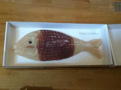 I loro dolci di mandorle sono particolarmente popolari e a Pasqua e Natale si fa la fila per acquistare rispettivamente un �agnello� o un �pesce� preparati in misura di mezzo o un chilo e venduti in una semplice scatola bianca